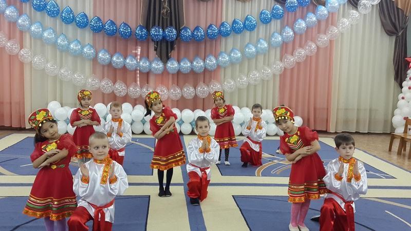 "Все танцуем и поем,  дружно здесь мы все живем"